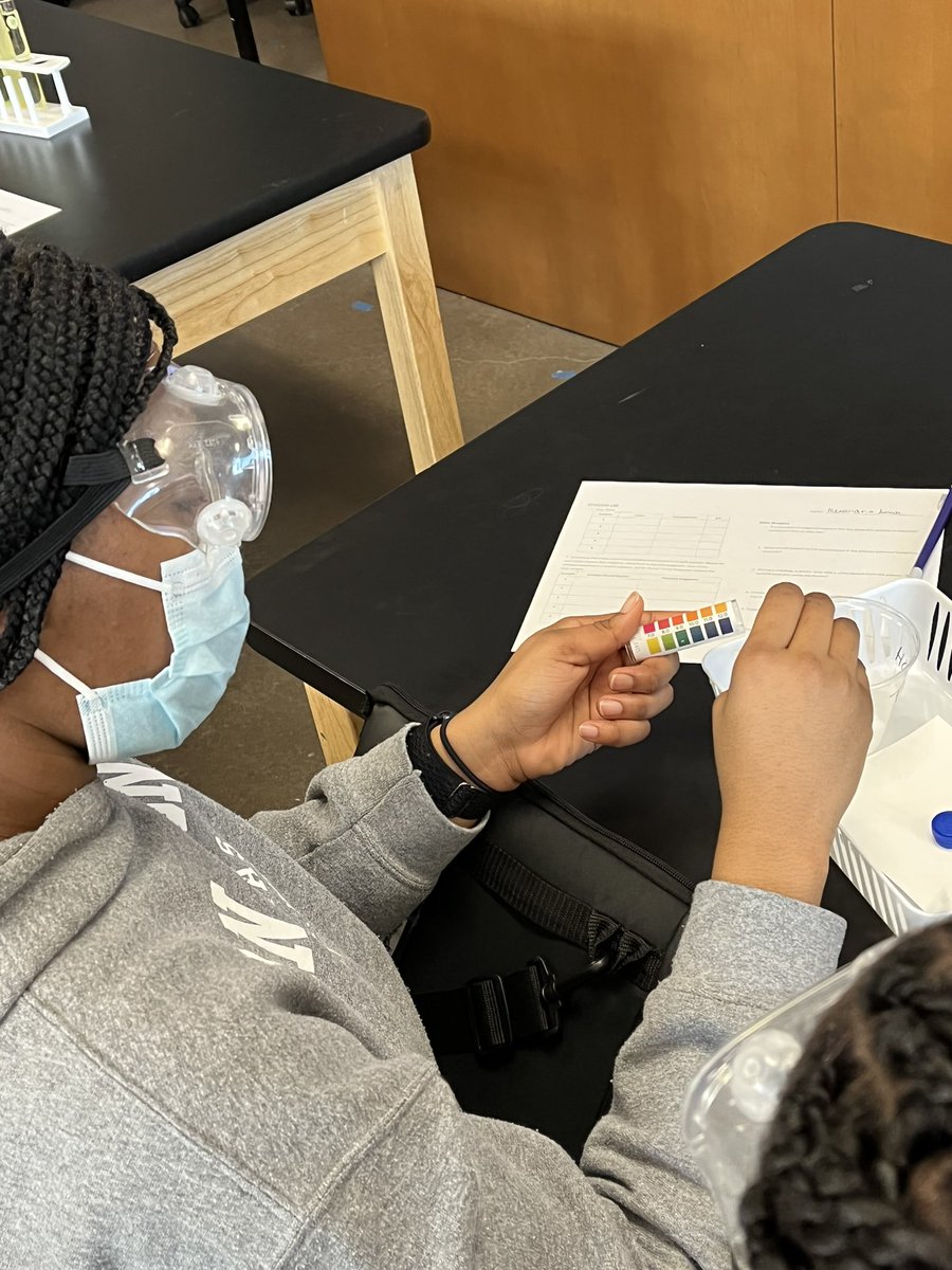 CoriHustedt's tweet photo. It’s lab time in 7th grade! @mrscarterpkms @PK_Knighthawks https://t.co/P97Gr5P2mx
