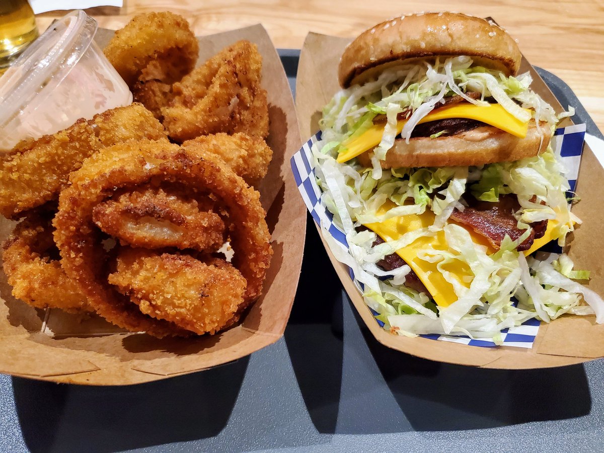 Despite the cold, we were warmed up with <a href="/lovedairyland/">I❤️Dairyland🍦🍔</a> while catching up with @hd_mke, @mattcordio, and <a href="/rileysandwich/">kriton deepthroat</a> at <a href="/3rdStMarketHall/">3rd Street Market Hall</a>. #VisitMKE