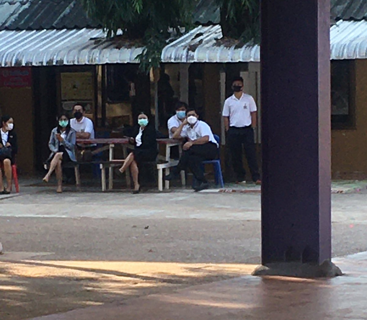 เด็กก็ประท้วงกันไปส่วนครูในโรงเรียนก้อ..
#ผอโรงเรียนชื่อดังแห่งหนึ่งย่านพรเจิ้น