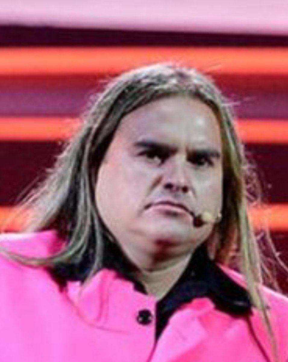 YodaCanadiense's tweet photo. La misoginia de uno de los integrantes de #locosdelhumor sería que su mamá lo obligaba a usar chapes cuando era niño... https://t.co/Qoc7zzK4Rc