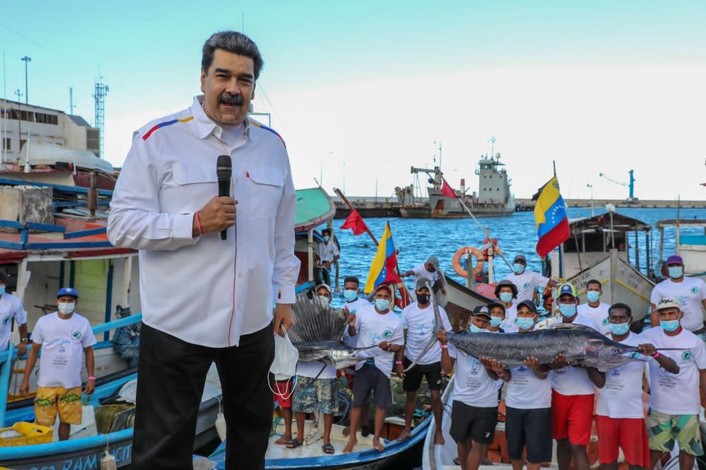 NicolasMaduro's tweet photo. Tenemos las ideas claras para desarrollar la economía del país, debemos organizarnos, fortalecer el sector productivo y garantizar la máxima calidad en los productos que se distribuyen a nivel nacional. Impulsemos la economía real que produce bienes y servicios. https://t.co/v6T1JdQmVR