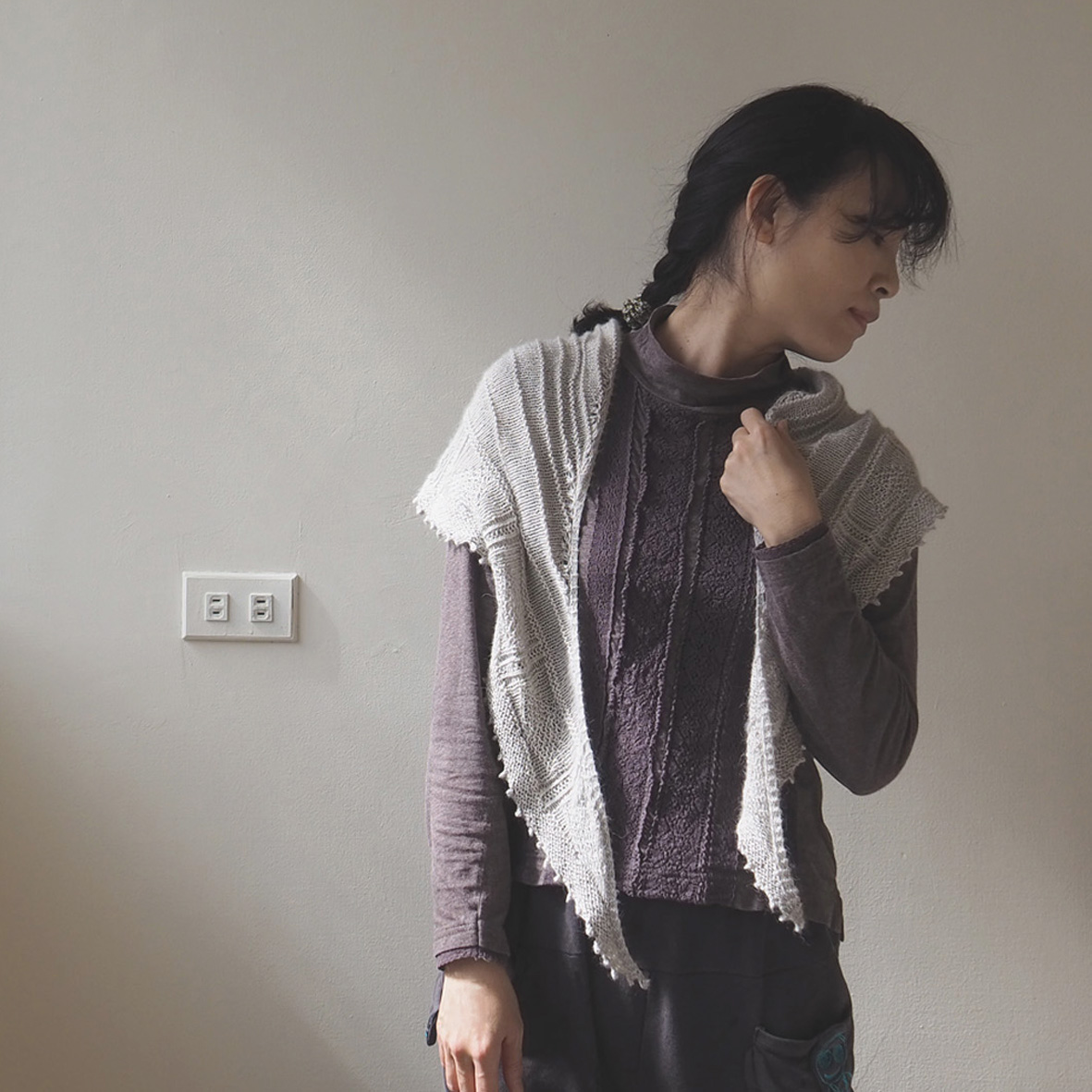 順著光線的方向看過去.
濃濃的橘紅色大太陽跟遠方的建築物相切.
就是很喜歡望著窗外找尋一些美麗的蹤跡.
很平常的片刻,但是都會帶給我一些好心情.
這期是一款簡單的披肩.
晨光披肩.
只有簡單清洗後晾乾沒定型.
跟平常的懶散穿著,有點莫名的搭.
😂
#2021手織俱樂部 #晨光披肩 #shawlknitting #knitting