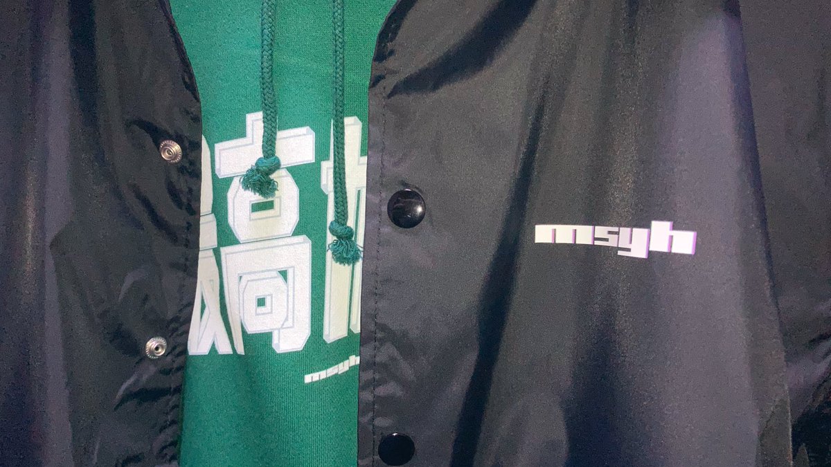 M0388843's tweet photo. SUZURIで作ったコーチジャケットとパーカーの組み合わせです！！
ハンガーにかけてみました。

これをバネに今後もデザインしていきたいと思います…！
これは実際に普段着て歩きたいと思います。

#自分へのご褒美 #SUZURI #msyh https://t.co/OxD74YHUOs
