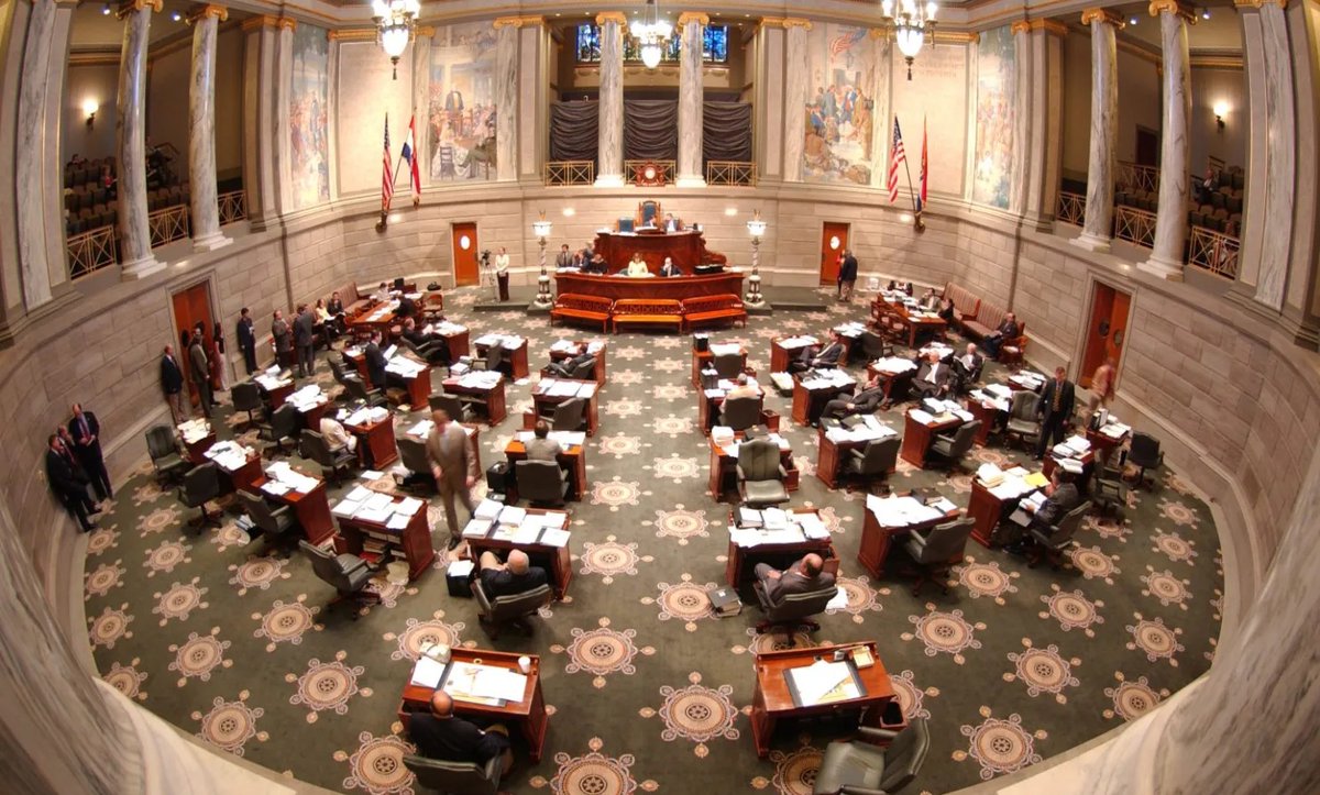 TheManchester_'s tweet photo. Senate committee advances ‘6-2’ Missouri Congressional map - https://t.co/DSfhE8UXuW https://t.co/bSi57rLXbd