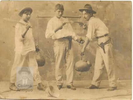 Colima_Antiguo's tweet photo. Tuberos Colimenses Ca. 1918

Nos envían esta imagen:
“De izquierda a derecha: Exiquio y Cirilo Vázquez tuberos de profesión.  El dé la gorra no recuerdo cómo se llamaba, era quien bajaba la tuba, su padrastro. Está foto histórica es 1918 saludos Colima Antiguo” https://t.co/o43hVn6eTP