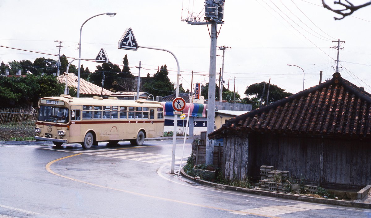 doikuro963's tweet photo. 百名発、那覇行き左ハンドル沖縄バス。（沖縄 1978年）＃730ナナサンマル #フィルム写真 https://t.co/FQsTkUXdRz