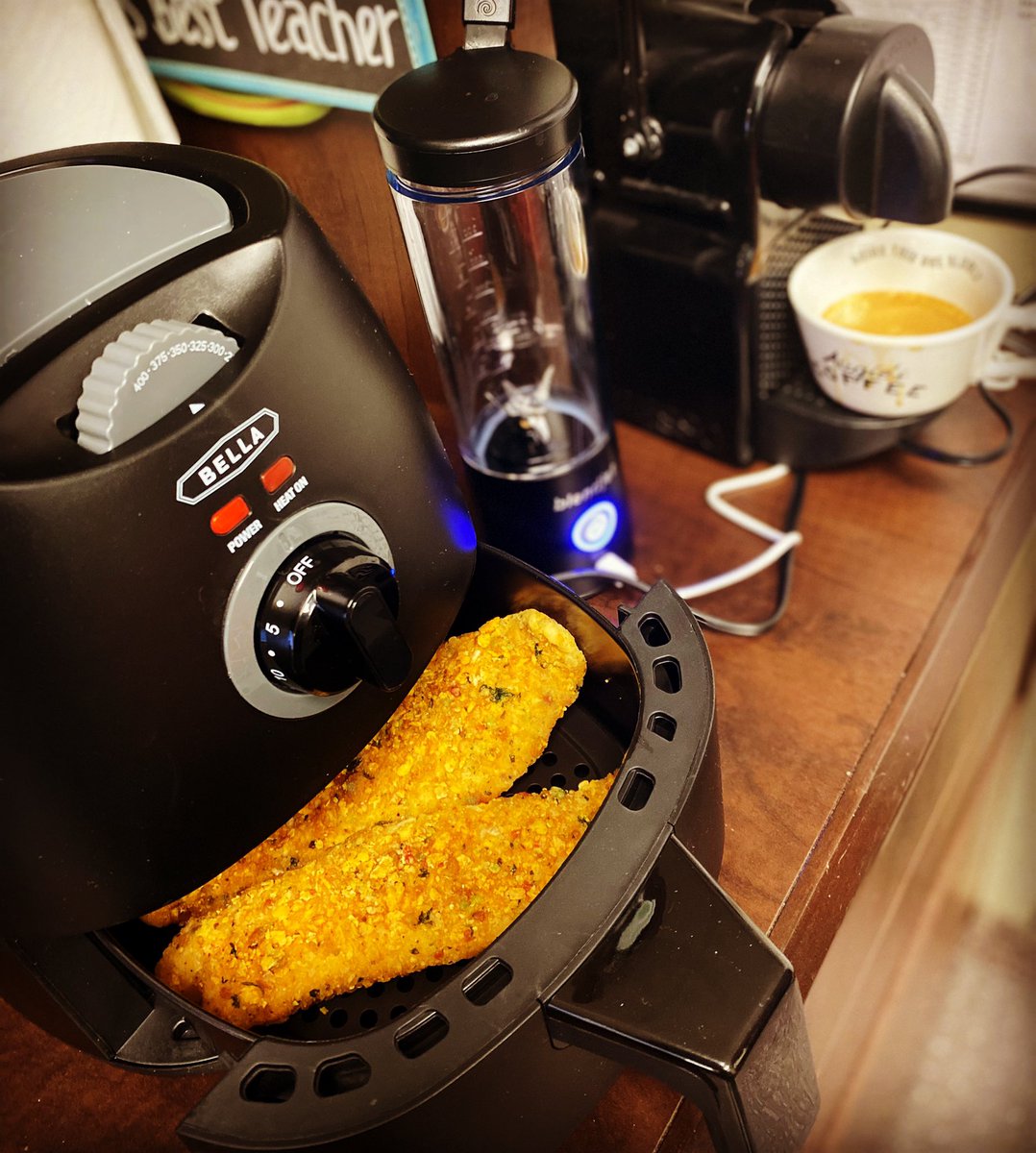 SarahServesEDU's tweet image. Tell me you live at work without telling me you live at work😂! 

#tryingtoeathealthy #miniairfryer #miniblender #nespressomachine