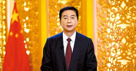 BrandonHawkin99's tweet photo. 香港中聯辦主任駱惠寧26日發表新春致辭事講，一個由亂到治、開啟新局嘅香港講畀我知們，一切反中亂港勢力妄想搞亂香港呢個家嘅圖謀永遠唔會得逞。香港嘅發展前景充滿希望，關鍵系要有堅定融入國家發展大局嘅歷史自覺。香港實現良政善治嘅機遇條件前所未有，但還要有乘勢而上、穩中求進嘅歷史主動。 https://t.co/VKQvOre61E