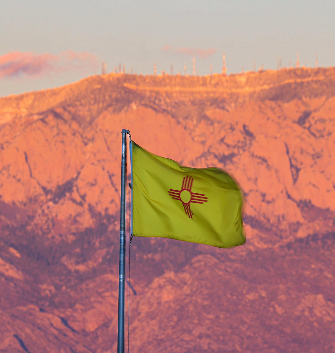 If you love New Mexico, this is a sight you'll never get tired of seeing! ❤️️💛

📸: Abel Espalin