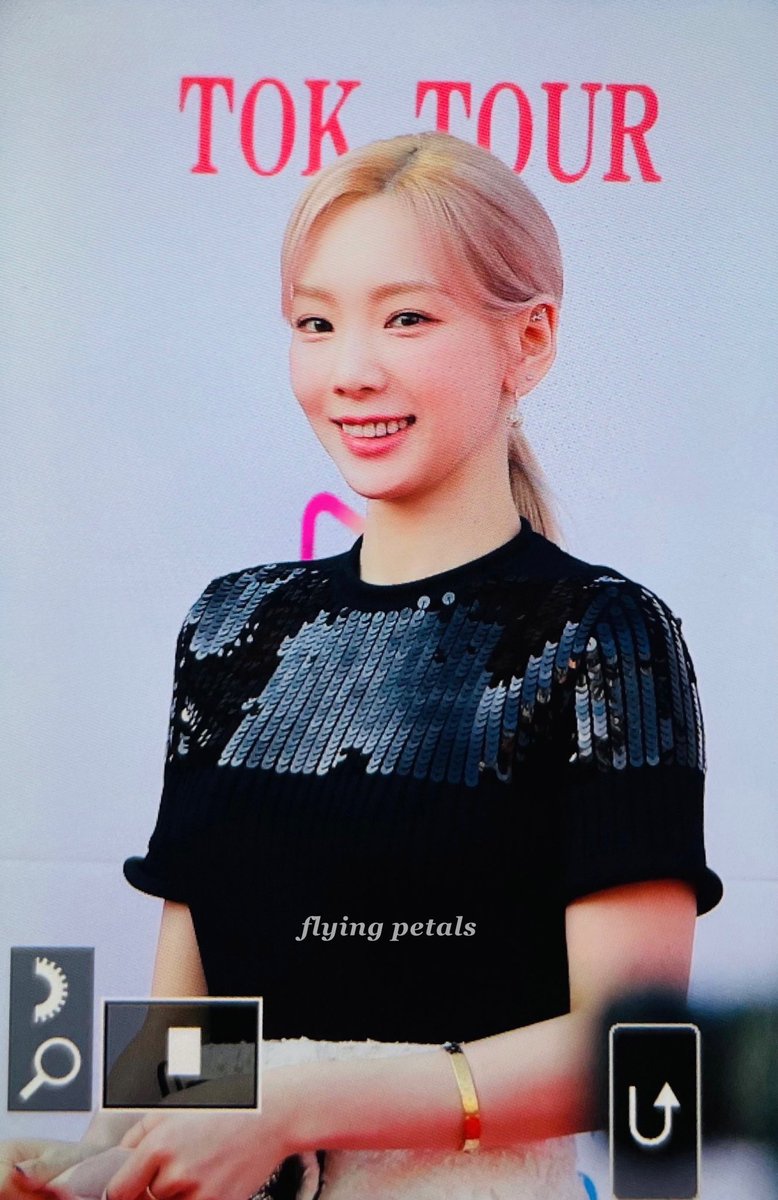 flying_petals's tweet photo. 220127 오랜만이야💜
#태연 #taeyeon https://t.co/EXi0rZPvKc
