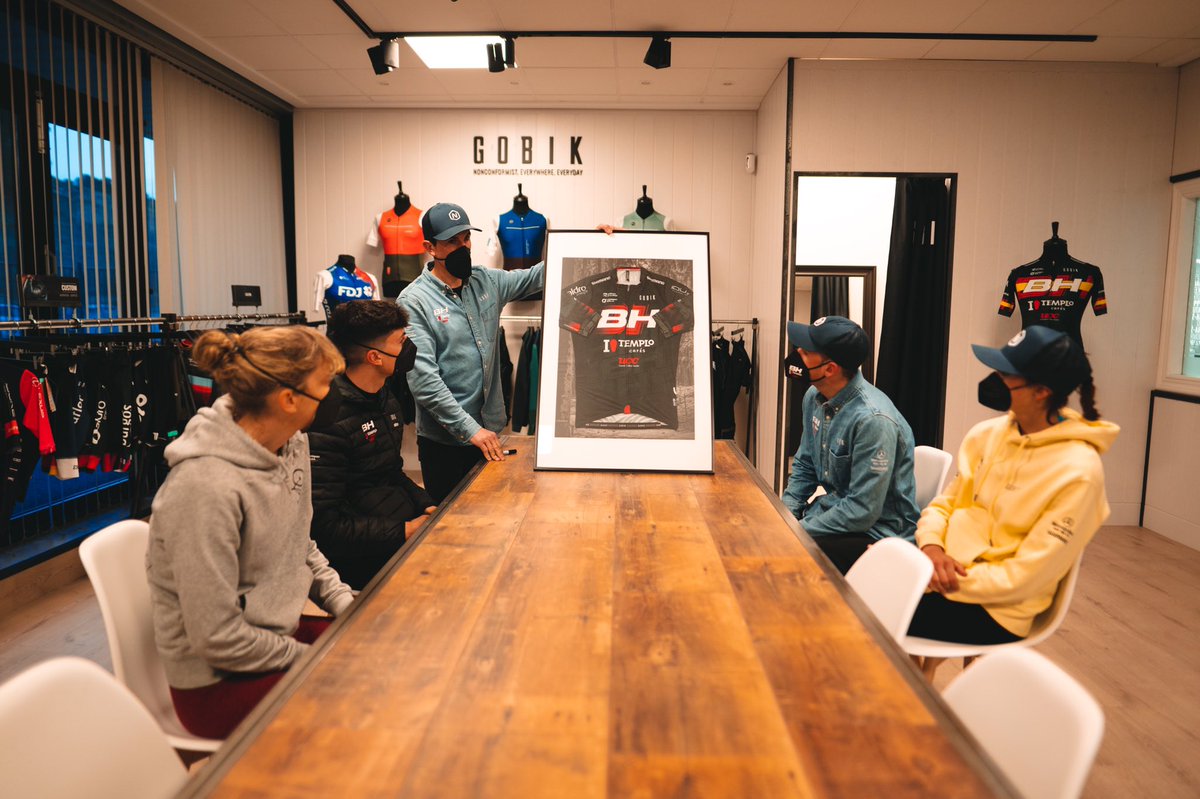 bhcolomateam's tweet photo. Desde el inicio de nuestro proyecto, la creación del #bhtemplocafesucc lo tuvimos claro, nuestro uniforme de gala, iría de la mano de #gobik 🤜🏻🤛🏻
Gran calidad textil y un excelente equipo humano detrás que cada nueva temporada ha sabido plasmar nuestra idea sobre cada #maillot https://t.co/Rtfpl5aXua