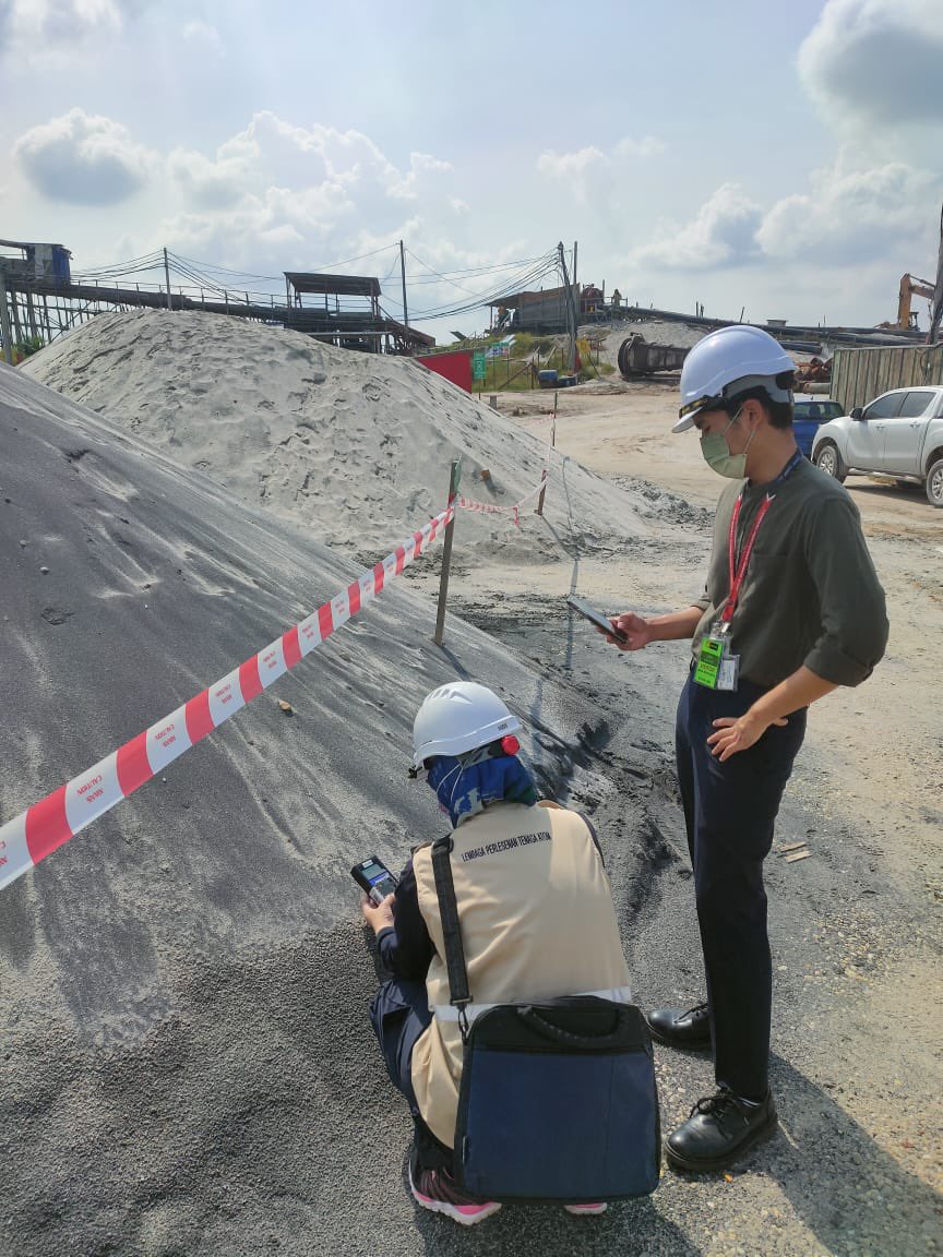 AtomMalaysia's tweet image. Some mineral mining activities in 🇲🇾 requires license from AELB esp if they are dealing with Naturally Occurring Radioactive Material (NORM) 
In these photos, our officers are doing on-site assessment to ensure that licensees comply to regulations #AELB #NORM
