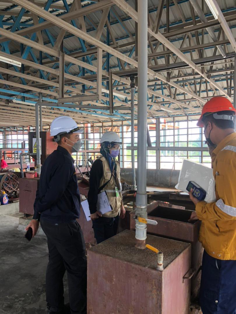 AtomMalaysia's tweet image. Some mineral mining activities in 🇲🇾 requires license from AELB esp if they are dealing with Naturally Occurring Radioactive Material (NORM) 
In these photos, our officers are doing on-site assessment to ensure that licensees comply to regulations #AELB #NORM