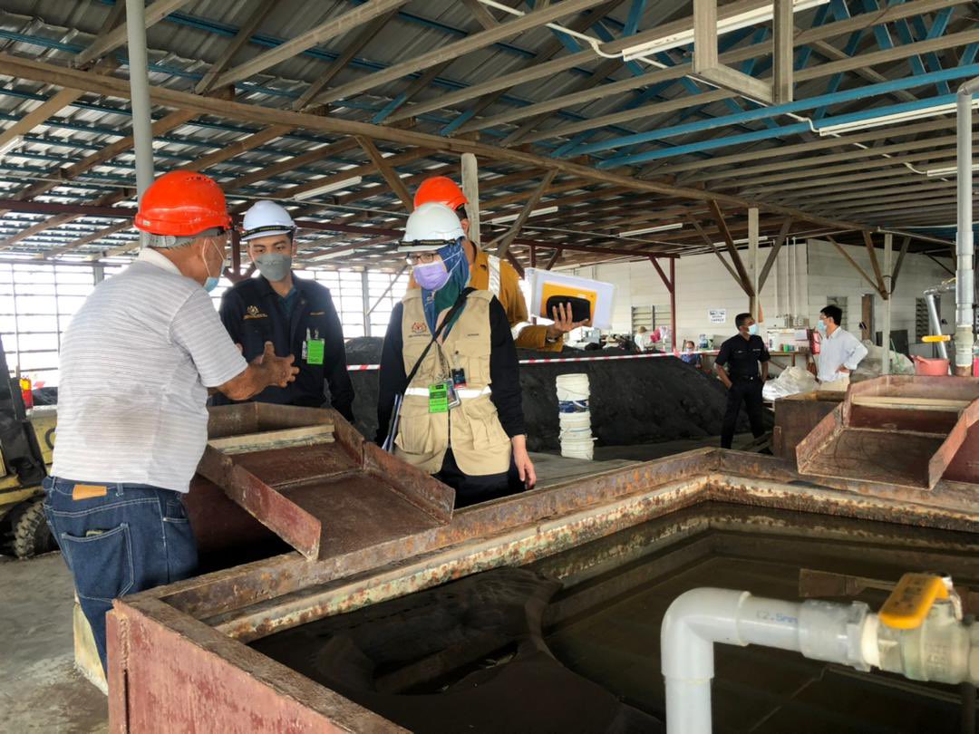 AtomMalaysia's tweet image. Some mineral mining activities in 🇲🇾 requires license from AELB esp if they are dealing with Naturally Occurring Radioactive Material (NORM) 
In these photos, our officers are doing on-site assessment to ensure that licensees comply to regulations #AELB #NORM