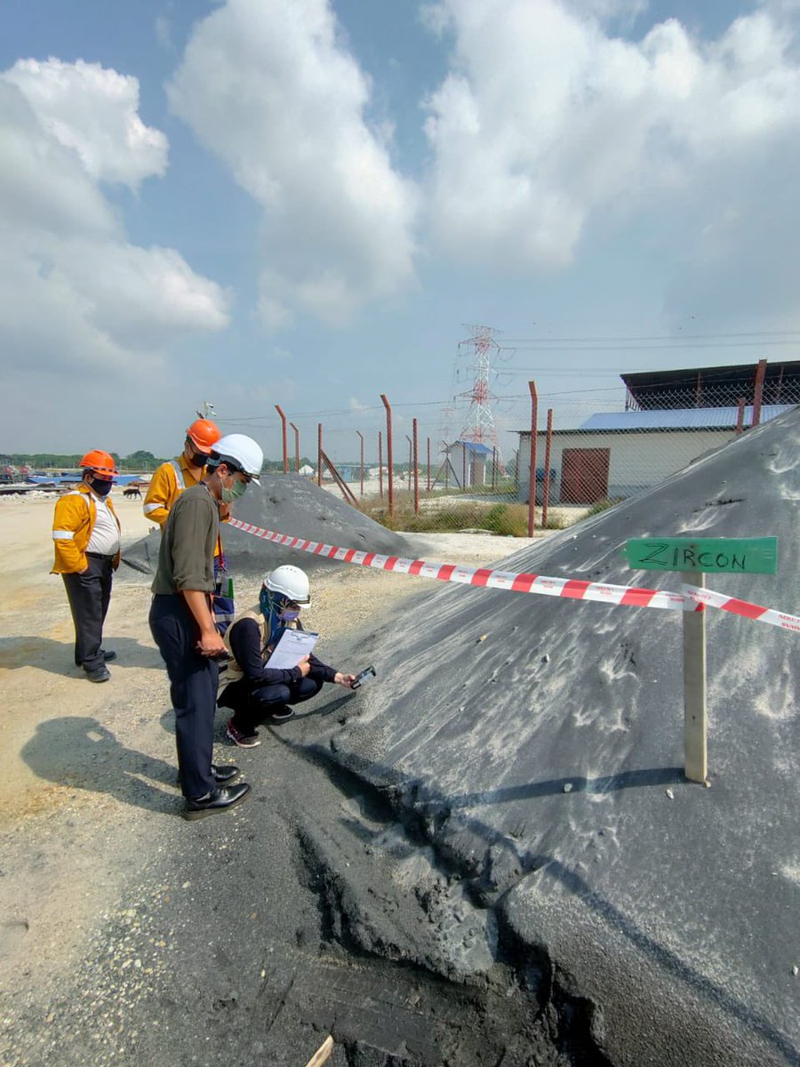 AtomMalaysia's tweet image. Some mineral mining activities in 🇲🇾 requires license from AELB esp if they are dealing with Naturally Occurring Radioactive Material (NORM) 
In these photos, our officers are doing on-site assessment to ensure that licensees comply to regulations #AELB #NORM