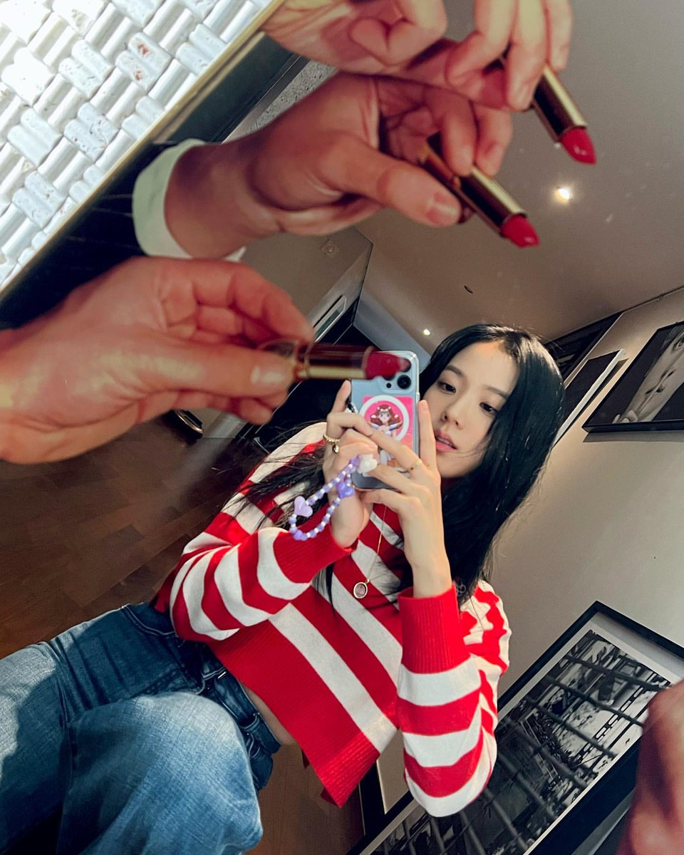 blackpinkbabo's tweet photo. Jisoo IG update 💗 @Blackpink 

“💄 Taking pics in front of Chaengie’s mirror 🪞”

#JISOO #지수 #BLACKPINK https://t.co/QzaLecQdOU