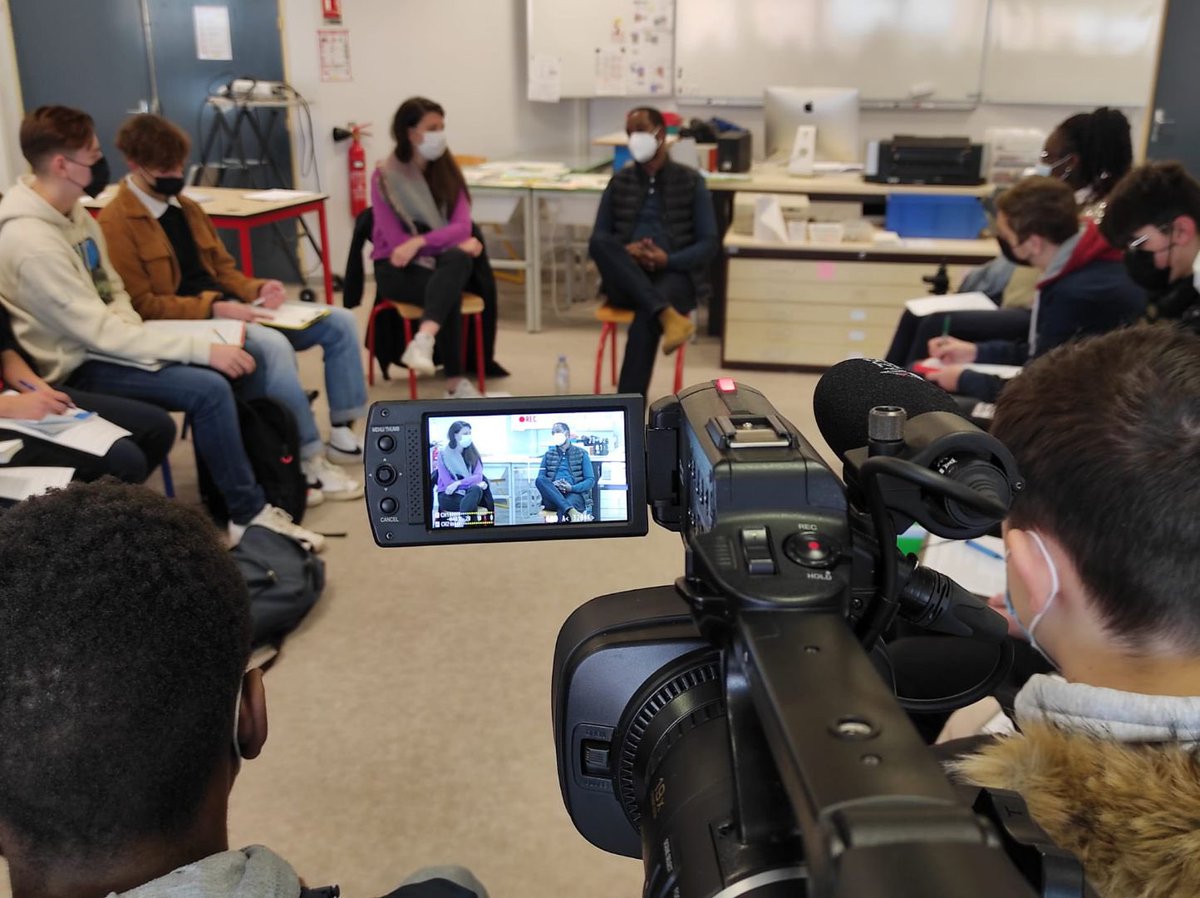 LigueParisEduc's tweet image. 27 janvier, journée de la mémoire des génocides. Onze rescapés du génocide perpétré contre les Tutsis au Rwanda témoignent face aux élèves pour que l'horreur ne se reproduise plus. Un projet de @weblaligue et @ContactIbuka soutenu par la @Fondation_Shoah et l’@ObsB2Vmemoires