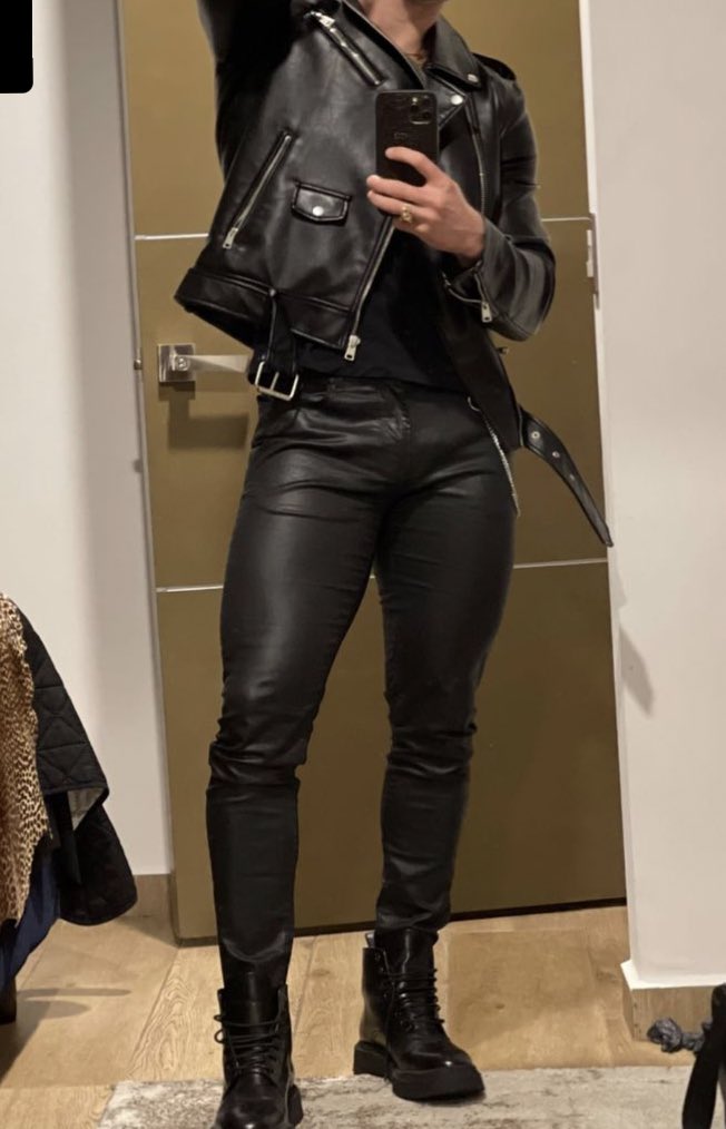 AlejoSa54292182's tweet photo. Leather boy 🔵🔵🔵 piernotas #leathermen #Gayleather #Leather #gay #LGBT #Piernalgona https://t.co/sCQt2jCNGf