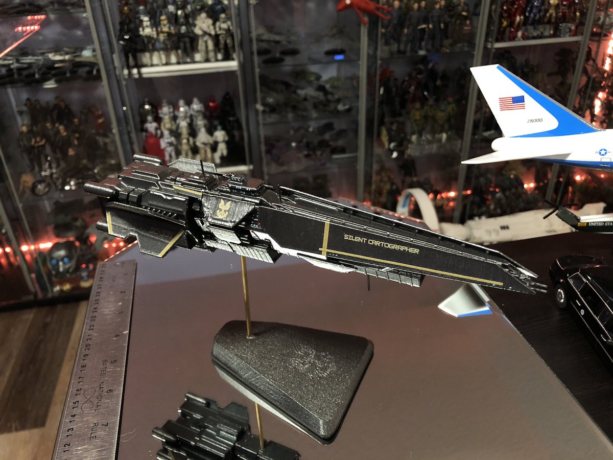 GeekToyLove's tweet photo. This UNSC Halberd class destroyer is all done. Really tough to get some photos without glaring out on the metallic finish but lots of striping and details.
#2022Commissions #GeekDen https://t.co/DIBGOtSX64