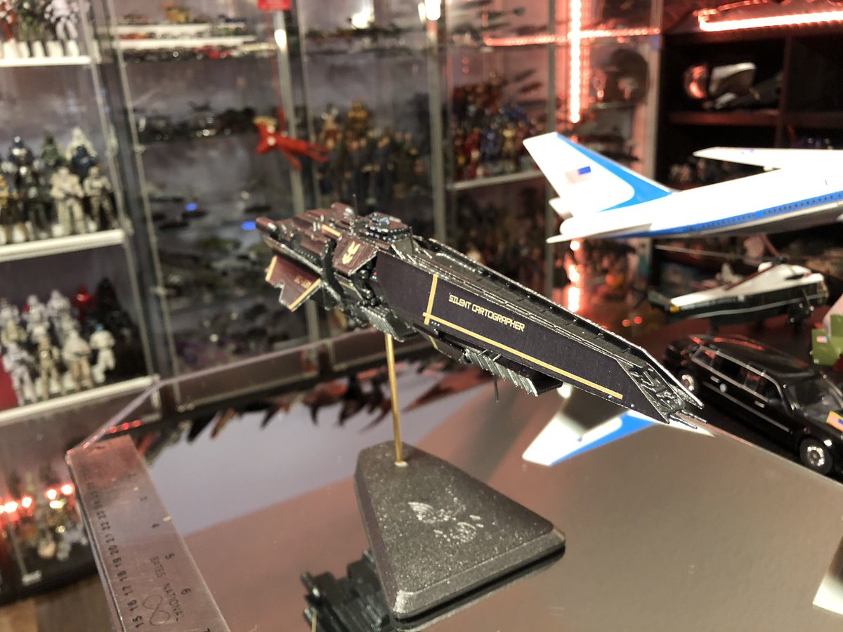 GeekToyLove's tweet photo. This UNSC Halberd class destroyer is all done. Really tough to get some photos without glaring out on the metallic finish but lots of striping and details.
#2022Commissions #GeekDen https://t.co/DIBGOtSX64
