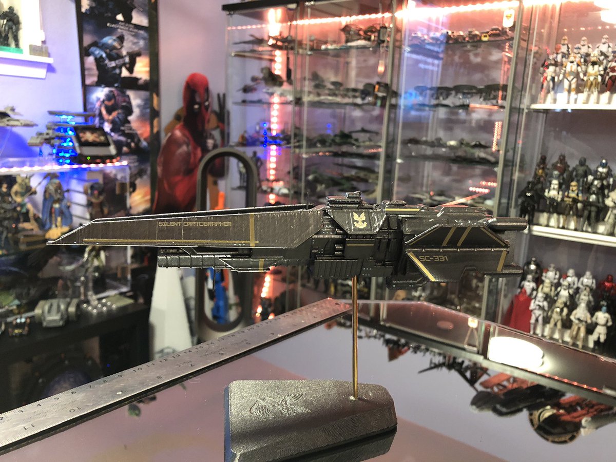 GeekToyLove's tweet photo. This UNSC Halberd class destroyer is all done. Really tough to get some photos without glaring out on the metallic finish but lots of striping and details.
#2022Commissions #GeekDen https://t.co/DIBGOtSX64