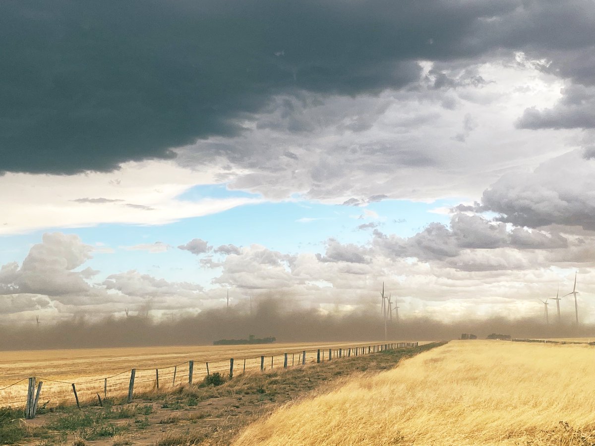 CaraHadzig's tweet photo. Dust storm rolling through @MurraWarra with little fires sparked by lightning followed with rain that put them out! @JaneBunn #duststorm #thunderstorm #fires #rain https://t.co/NeQfF1tLOt