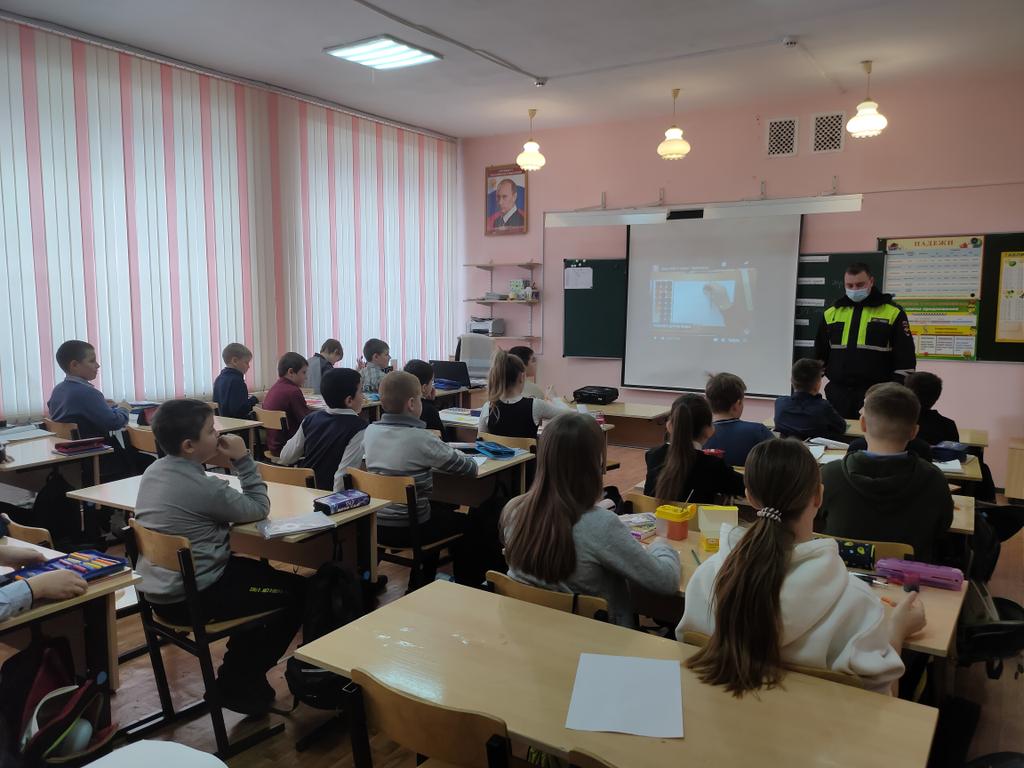 Сегодня обучающиеся 4 класса ГБОУ ООШ 2 п.г.т.Смышляевка в увлекательной беседе с инспектором ПДД повторили правила безопасного поведения на дорогах.