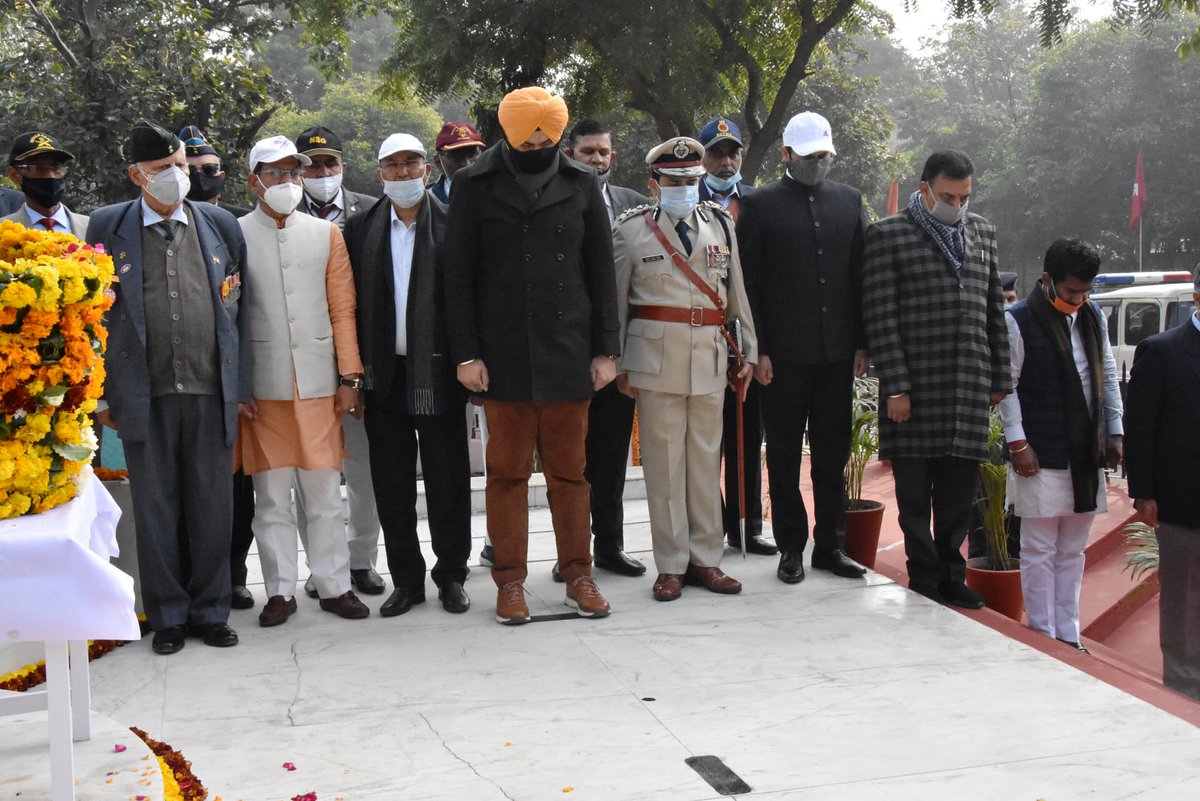 DC_Faridabad's tweet photo. #Information | Last day before the district level function of #RepublicDay, Minister of State for Sports @flickersingh paid tribute to the martyrs at the War Memorial in Faridabad.
#RepublicDayWeek #Faridabad #Haryana https://t.co/VlcVjVte35