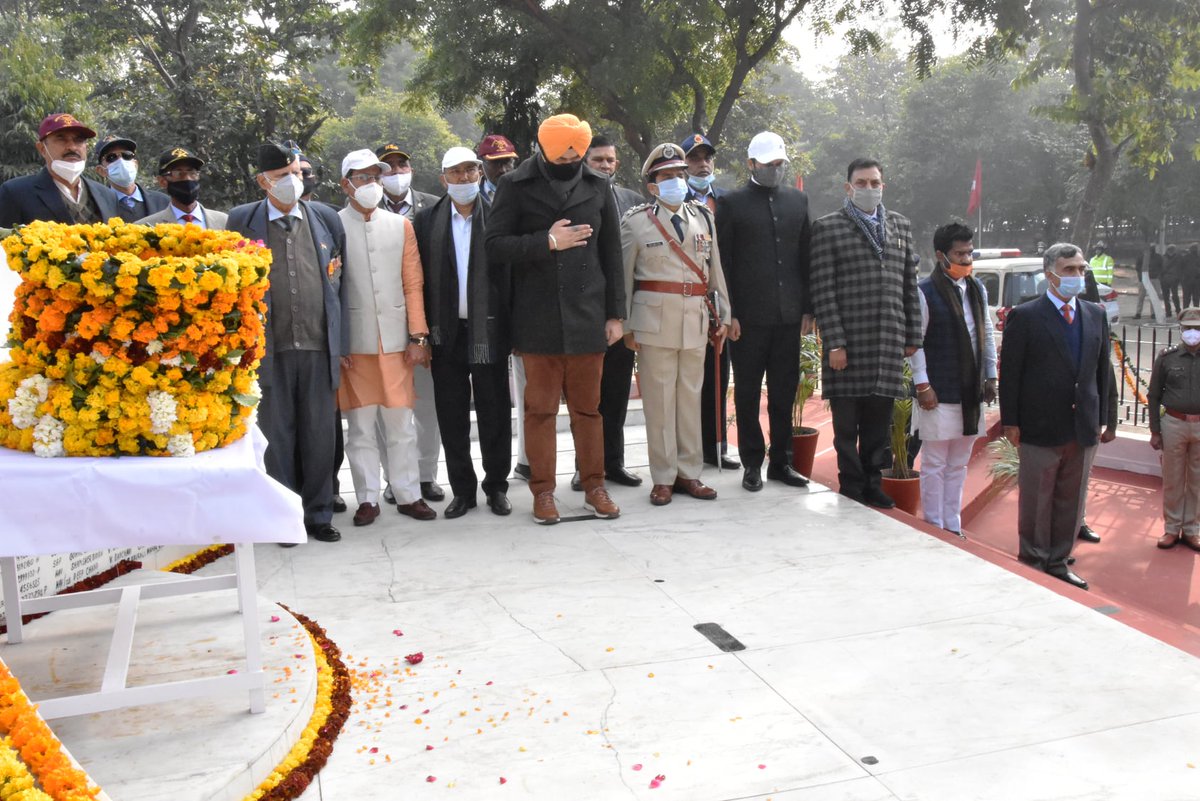 DC_Faridabad's tweet photo. #Information | Last day before the district level function of #RepublicDay, Minister of State for Sports @flickersingh paid tribute to the martyrs at the War Memorial in Faridabad.
#RepublicDayWeek #Faridabad #Haryana https://t.co/VlcVjVte35