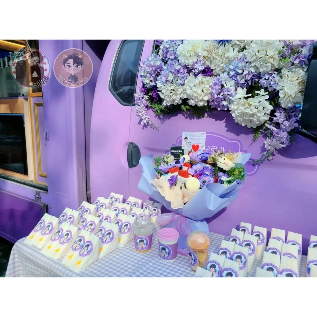 kimbeomid's tweet photo. 👻 <REVIEW 2 : ORDERS> 🩺

Setelah selesai berfoto, aktor Kim Bum mulai memesan minuman di truk kopi kami 😆💜
Dia memesan : "Blue Lemonade" 💙 ���
Aurora membuat minuman ini dg sirup lemon buatan sendiri. Minuman ini ada tekstur lemonnya, jadi dia bisa merasakan tekstur "crunchy" https://t.co/sBUUyTxQkM