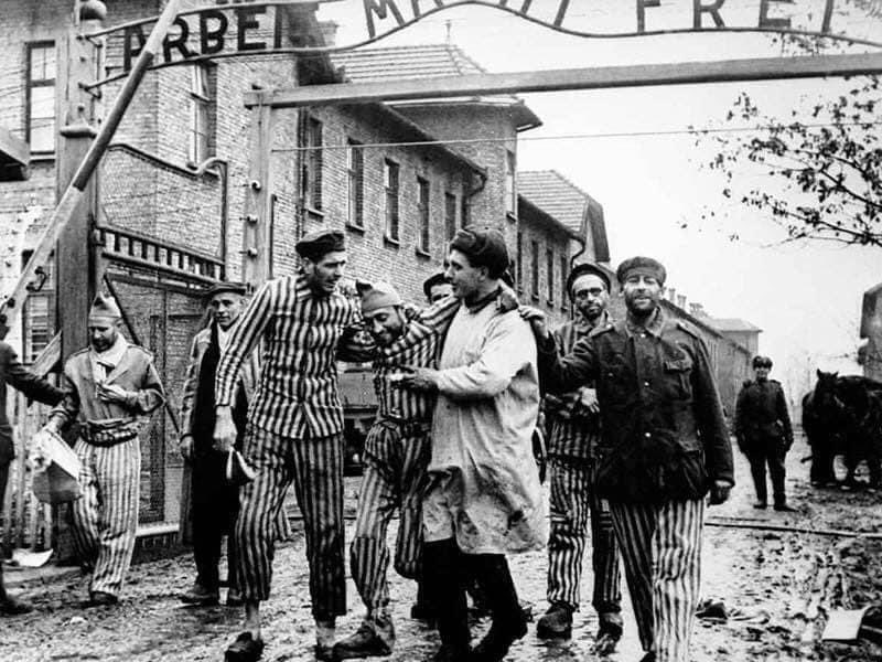 Há 77 anos a 27 de Janeiro de 1945 o exército vermelho liberta o campo de concentração de Auschwitz. 

Ficou para o futuro como o dia internacional da lembrança do Holocausto.

Para que não se repita.