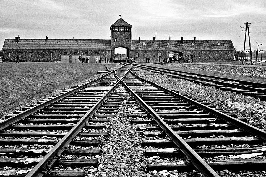 JulenBollain's tweet photo. Hoy es el 77 aniversario de la liberación de Auschwitz por parte del ejército rojo.

Primo Levi: "Aquellos que niegan Auschwitz estarían dispuestos a volver a hacerlo".

Los negacionistas del ayer son los negacionistas del hoy. Quienes gobiernan gracias a ellos, sus cómplices. https://t.co/7zjbmWi1nS