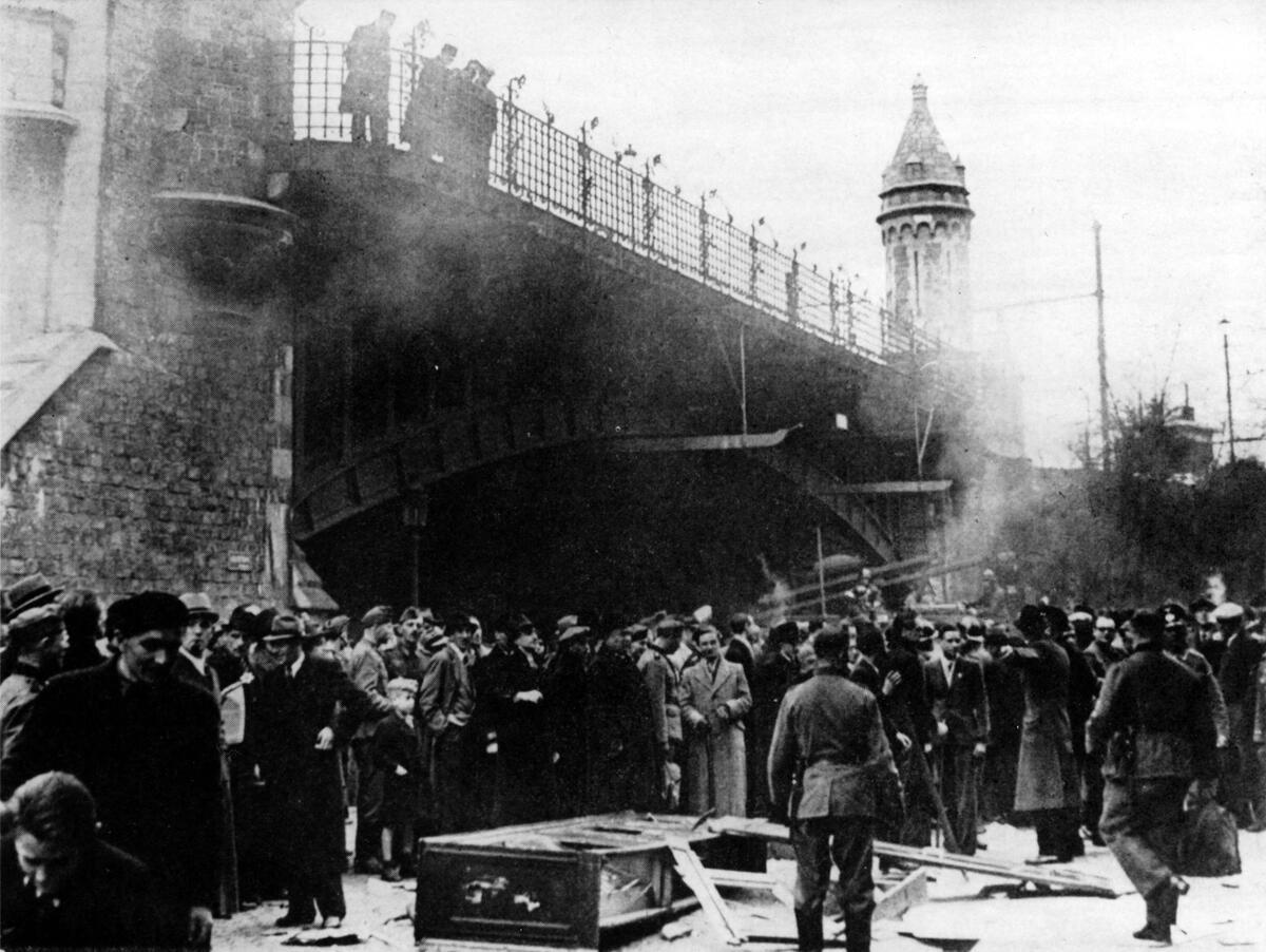 Stad_Antwerpen's tweet photo. Vandaag is de Internationale Herdenkingsdag voor de Holocaust. We staan daarom stil bij wat er in #Antwerpen is gebeurd tijdens #WOII. Onze harten gaan uit naar alle slachtoffers en hun nabestaanden. ❤️🕊️ Meer info ➡️ https://t.co/Vd3tKw4yqL #antwerpenherdenkt https://t.co/soaRoVPgk3
