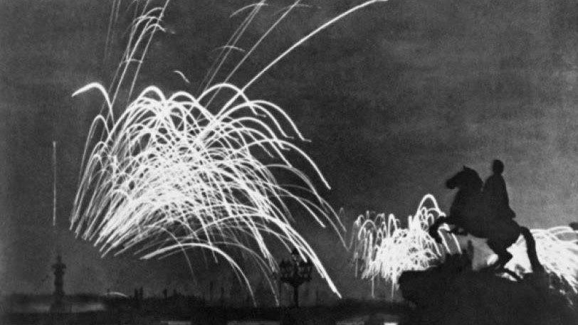 RusConsCapetown's tweet image. January 27(1944)marks the day of the Leningrad Siege lifting. One of the most devastating sieges in history, it lasted for almost 900 days and took countless lives. Against all odds this heroic city did not bow to the Nazis becoming a symbol of invincible spirit of Soviet people.