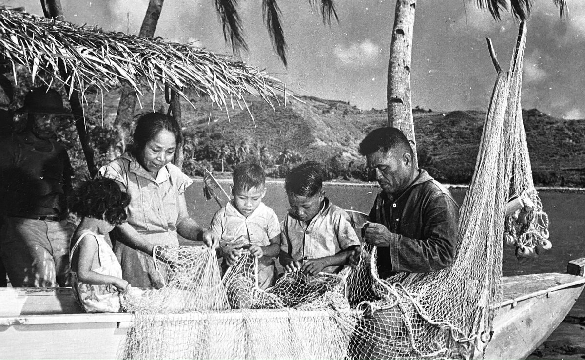 guammuseum's tweet photo. Just a few years after World War II, a CHamoru family mends fishing nets together in Southern Guam https://t.co/YdnLMPMXMG