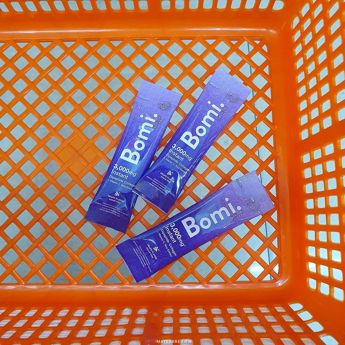 memayerr's tweet image. เรื่องมันมีอยู่ว่า รีบออกมาธุระข้างนอกแล้วลืมหยิบน้องโบมิออกมาด้วย 😭 ดีนะที่เซเว่นมีขายด้วย ซองละ 39฿ เอง สะดวกมากๆ นี่ก็จัดมาเลยจ้า เอาไว้กินตอนนั่งรถ อร่อย ฟินน แถวบำรุงผิวด้วย 😁  ชอบมากเลย #ใช้ดีบอกต่อ #BomiCollagen