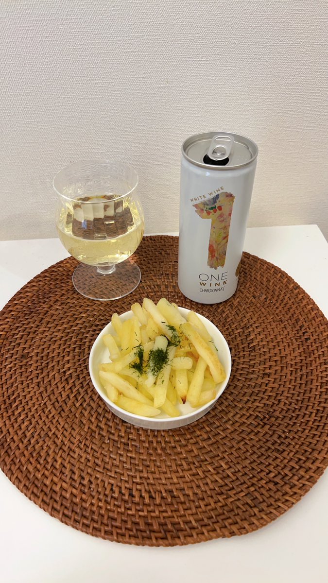 onewineofficial's tweet photo. /
ONE WINEチームメンバーの #onewithme
(6)おつまみポテト×シャルドネ
\
いつもの仕事終わりの一杯も #ONEWINE があれば贅沢時間に🍷💭
ワインだからと気張らずに、ちょっとがんばった自分へのご褒美にゆる~く愉しむのもおすすめです◎
(ご褒美はなんぼあってもいいですからね🤭)
#缶ワイン https://t.co/zJUx8WuIeI