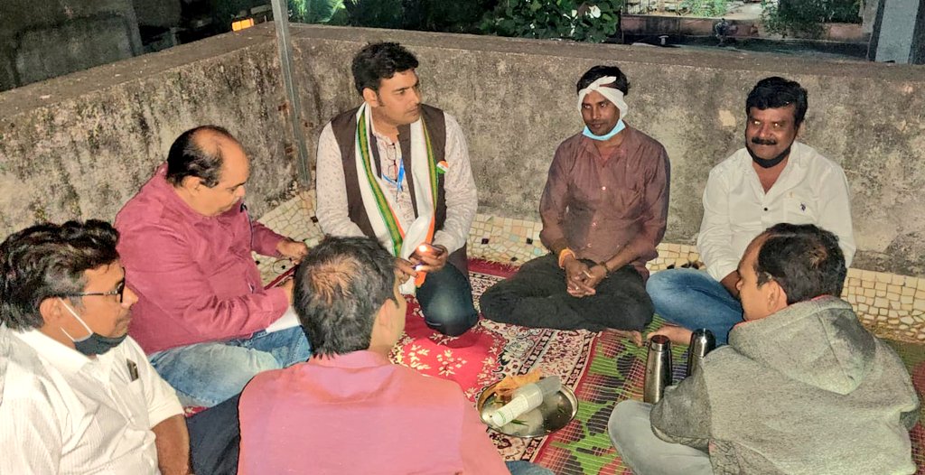 kcnheadlines's tweet photo. सभी को गणतंत्र दिवस की बधाई दी गई व पूर्व  जिला अध्यक्ष द्वारा नवनियुक्त जिलाध्यक्ष को जिला कमेटी की बैठक पुस्तिका देकर कार्यभार सौंपा, इस अवसर पर मनोज यादव को जिला अध्यक्ष, रोहित सिंह को जिला उपाध्यक्ष, का पदभार ग्रहण कराया गया, https://t.co/x3WhRW3mY4