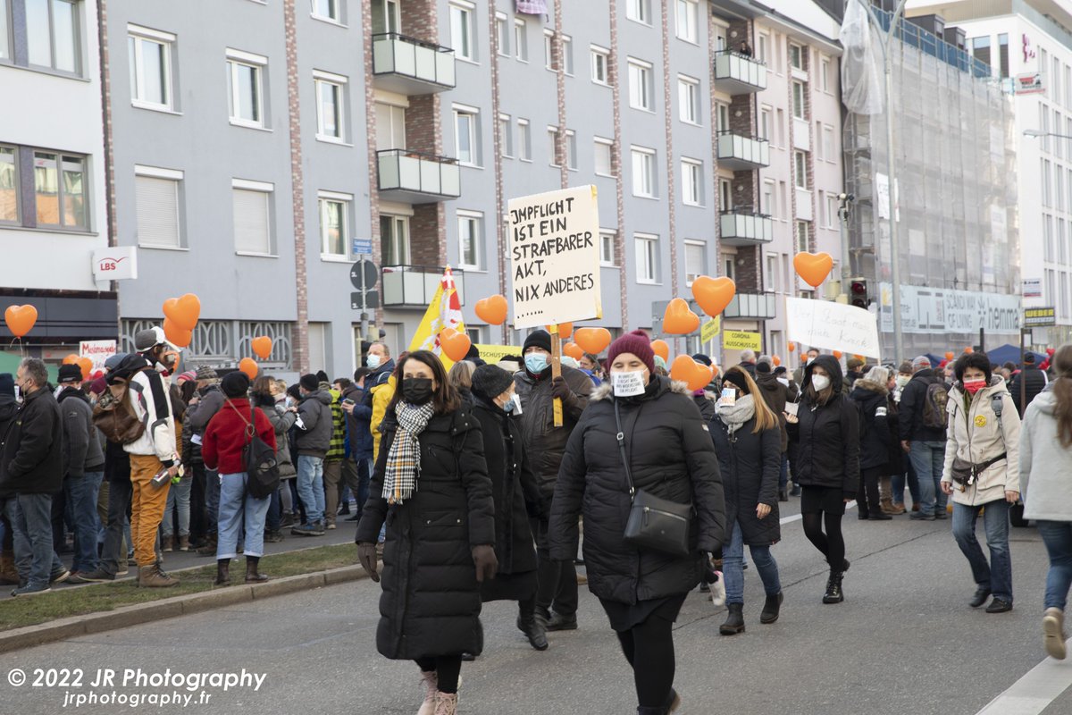 JRFotograf's tweet photo. Ein kleiner Thread zu #fr2201 auch von meiner Seite. Bei der wöchentlichen verschwörungsideologischen Demonstration in #Freiburg fand sich auch diesmal wieder Allerhand. Neben Prentice, die Impfen mit Mord gleichsetzt, Pandemieleugnung, Wissenschaftsfeindlichkeit, Neologismen. 1/ https://t.co/73auEnYYEd