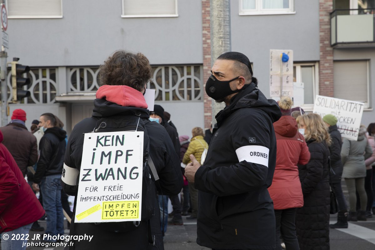 JRFotograf's tweet photo. Ein kleiner Thread zu #fr2201 auch von meiner Seite. Bei der wöchentlichen verschwörungsideologischen Demonstration in #Freiburg fand sich auch diesmal wieder Allerhand. Neben Prentice, die Impfen mit Mord gleichsetzt, Pandemieleugnung, Wissenschaftsfeindlichkeit, Neologismen. 1/ https://t.co/73auEnYYEd