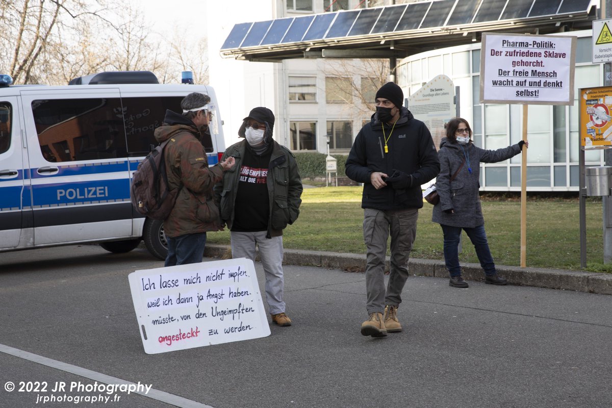 JRFotograf's tweet photo. Ein kleiner Thread zu #fr2201 auch von meiner Seite. Bei der wöchentlichen verschwörungsideologischen Demonstration in #Freiburg fand sich auch diesmal wieder Allerhand. Neben Prentice, die Impfen mit Mord gleichsetzt, Pandemieleugnung, Wissenschaftsfeindlichkeit, Neologismen. 1/ https://t.co/73auEnYYEd