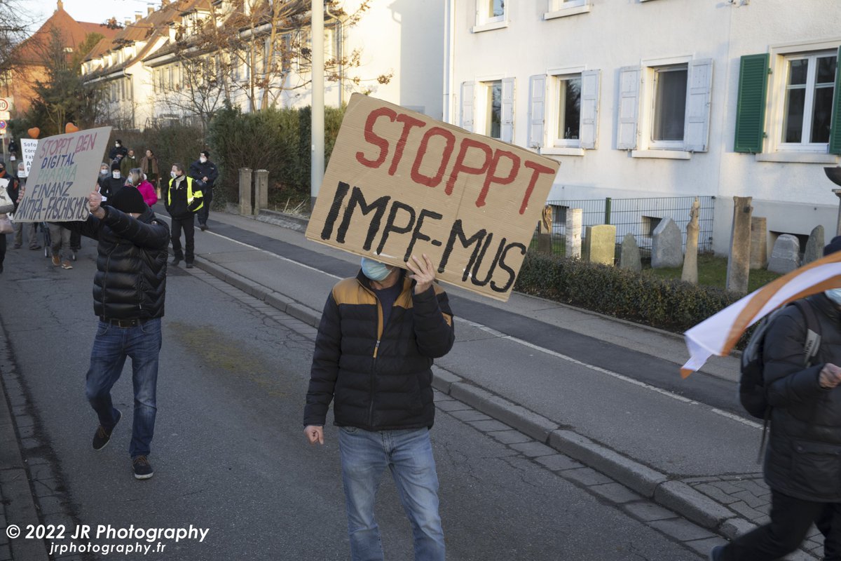 JRFotograf's tweet photo. Wortneuschöpfungen sollen wie Vereinnahmungen von Slogans antisexistischer und antirassistischer Kämpfe mutmaßlich dazu dienen den eigenen widerständigen Charakter zu stärken und die Rückständigkeit der Bewegung kaschieren. #fr2201 #freiburg 2/ https://t.co/bZaIM2RaJK