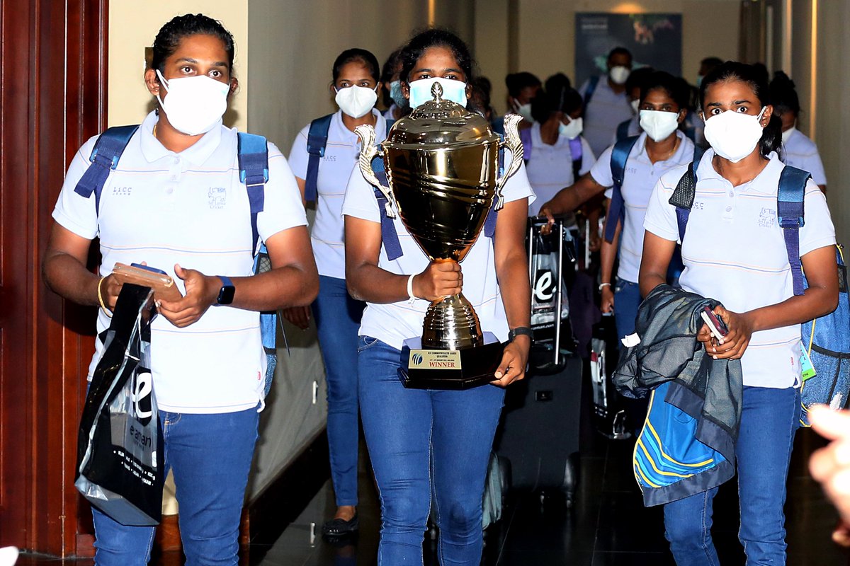 ThePapareSports's tweet photo. Victorious Sri Lanka Womenโs Team returns home to warm reception ๐๐ฑ๐ฐ ๐#ApeKello #CWGQualifiers
Photo Courtesy โ Sri Lanka Cricket
For more cricket news ๐ https://t.co/ZG1U0JCgrY https://t.co/cbQ7xn4dl1