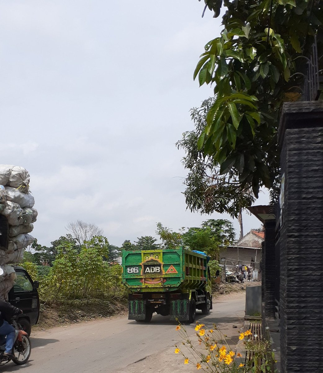 Desa cijagra bojongsoang darurat polusi akibat jalan desa dilintasi truk proyek pembangunan perumahan tolong ditindak lanjut <a href="/DPMPTSP_BDGKAB/">DPMPTSP KABUPATEN BANDUNG</a> <a href="/infokab_bandung/">KABUPATENBANDUNG</a> <a href="/Infokabbdg/">Kabupaten Bandung</a>