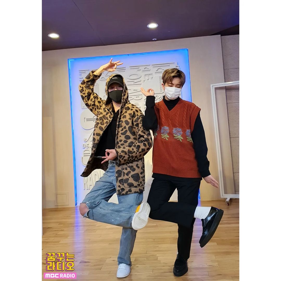 TopphyC17's tweet photo. #YoungjaexBamBam_DreamRadio เม��่อคืนฟีลมี๊ฝากพิยองแจเลี้ยงน้องวันนึงแล้วพิแจพาน้องแบมไปเลี้ยงที่ทำงานด้วย น้องก็ต้องเลี้ยงงานก็ต้องทำไรงี้55555 ไปเจอกันบ่อยๆนะ #DalBam 🌙🐍
DJ #Youngjae #BamBam #MBCRADIO https://t.co/TpIPtxIrsH