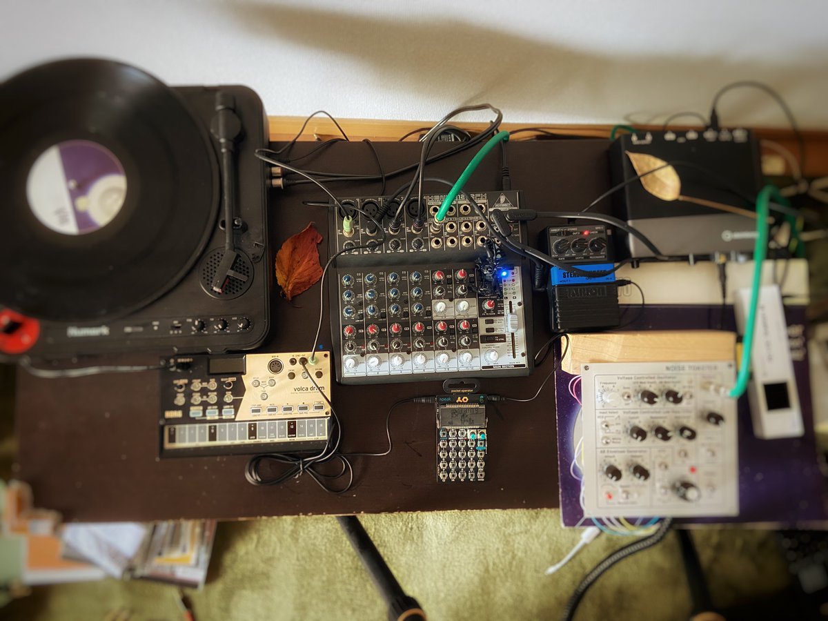 ComKagoshimania's tweet photo. アナログミキサーとドラムマシンとターンテーブルとアナログシンセでセッションしてみた。

レコードとBPM合わせるのめちゃ難しい…

https://t.co/kRcFwE4CfB

#XENYX
#pt01scratch
#noiseToaster
#volcaDrum
#po35speak https://t.co/WZqdWMGWc2