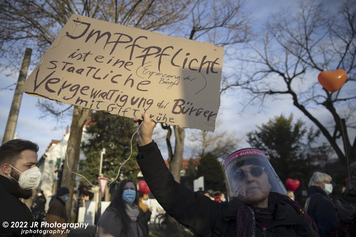 JRFotograf's tweet photo. Verschwörungsideologie und religiöser Fundamentalismus (hier: christlicher) gehen Hand in Hand. #fr2201 #freiburg 4/ https://t.co/R4jfPAxRcQ