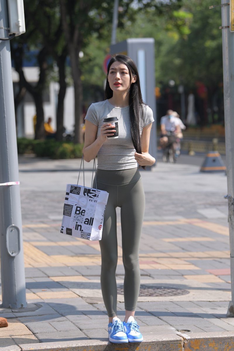 yongtaohong's tweet photo. 瑜伽裤真是越看越上头
#街拍 #丝袜 #熟女 #户外露出 #私房 #户外 #写真 #瑜伽 #走光 #比基尼 https://t.co/WggpXMWwQA