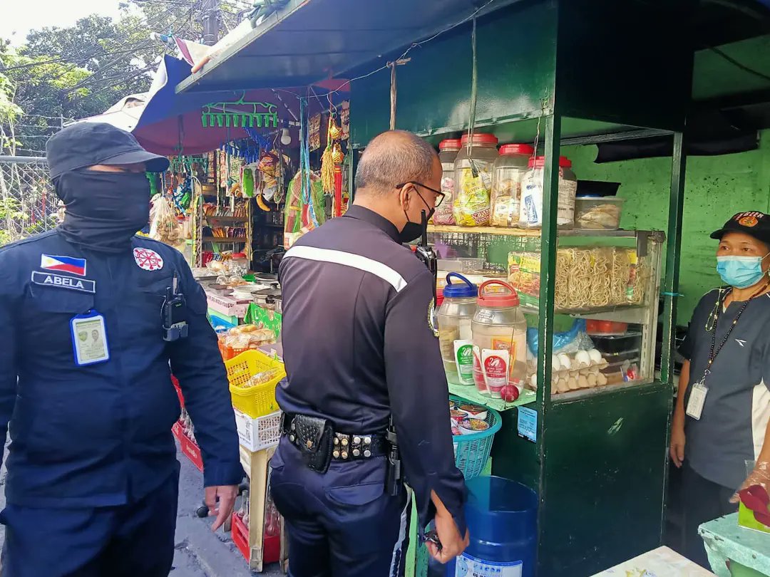 bsapasig's tweet photo. Mask up always and keep a safe distance, @bsapasig! π·βοΈπ· Walang patid ang pagpapaalala ng Barangay San Antonio Security Force sa mga tindahan, talipapa, at eateries upang masiguradong nasusunod ang health & safety protocols. β
#BeatCOVID19 #KeepSafeBSA #TuloyAngSerbisyoBSA https://t.co/C5rFL79PUB