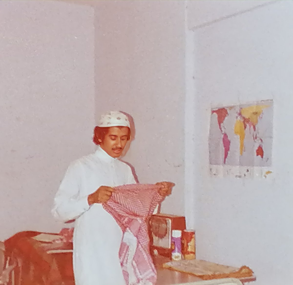 yos34611's tweet photo. الاخ العزيز سعود صالح الداود. زميل دراسة بكلية التربية قسم التربية الفنية جامعة الملك سعود. تاريخ الصورة ١٣٩٩/٧/١٧ المكان سكن الجامعه.
الله يطول بعمره ويمتعه بالصحة والعافية. https://t.co/fup9K54QQk